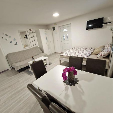 Guesthouse Ella Слуни Екстериор снимка