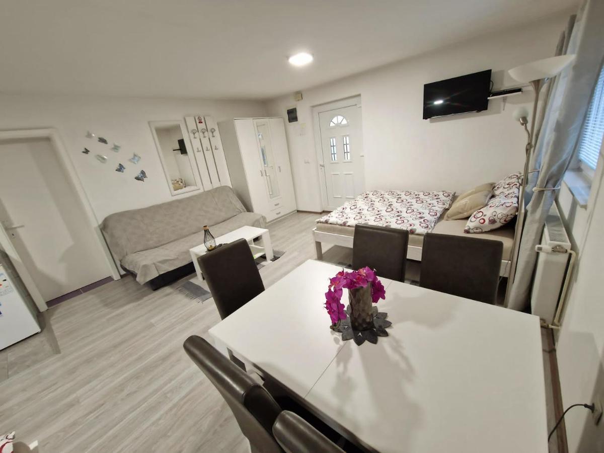 Guesthouse Ella Слуни Екстериор снимка