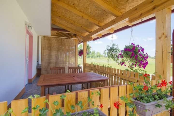 Guesthouse Ella Слуни Екстериор снимка